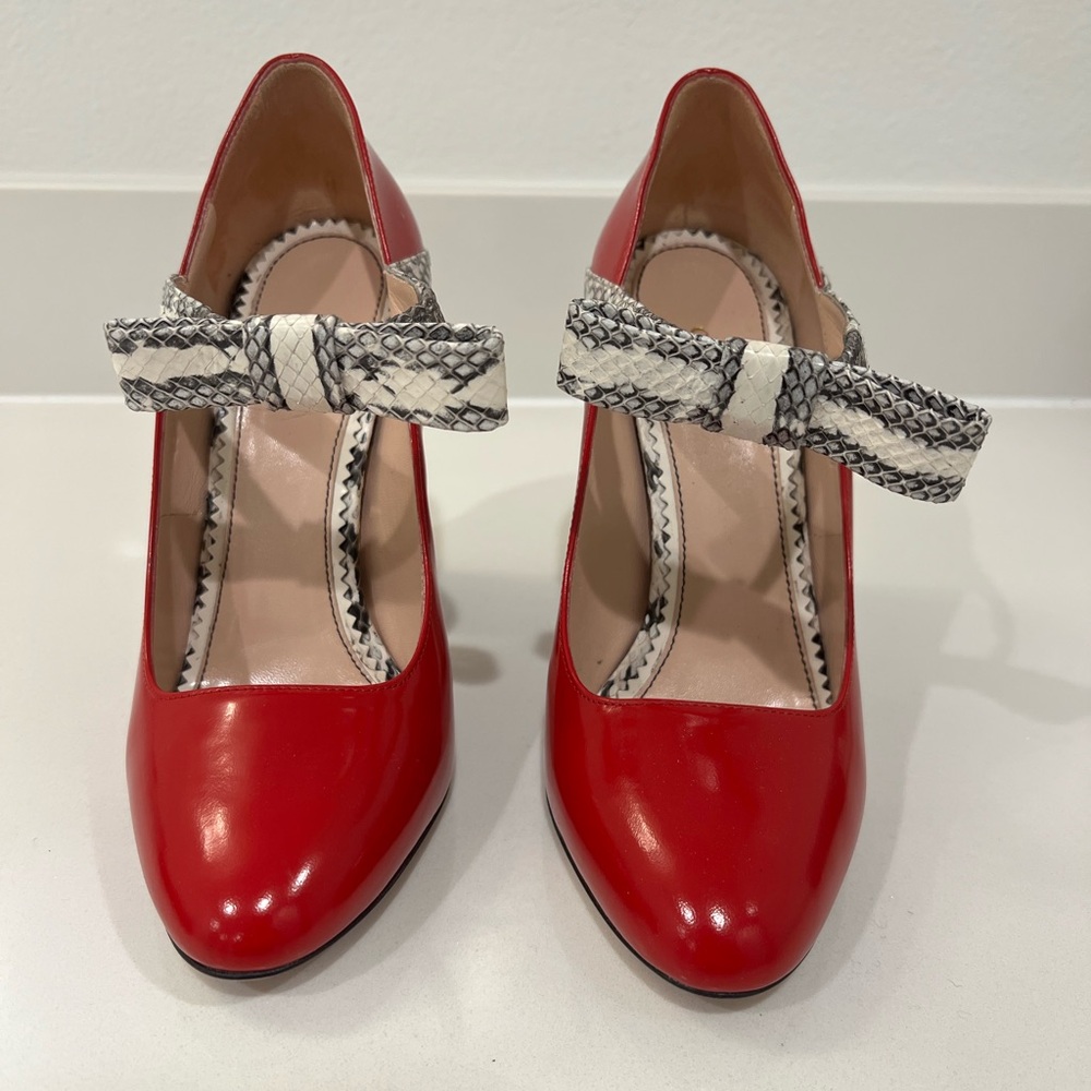 GUCCI Nimeu Bow Polished Red Calfskin Black/White Snakeskin Mary Jane Pumps